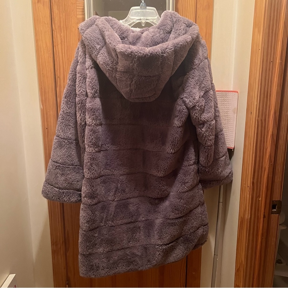 Faux fur coat - Picture 3 of 3